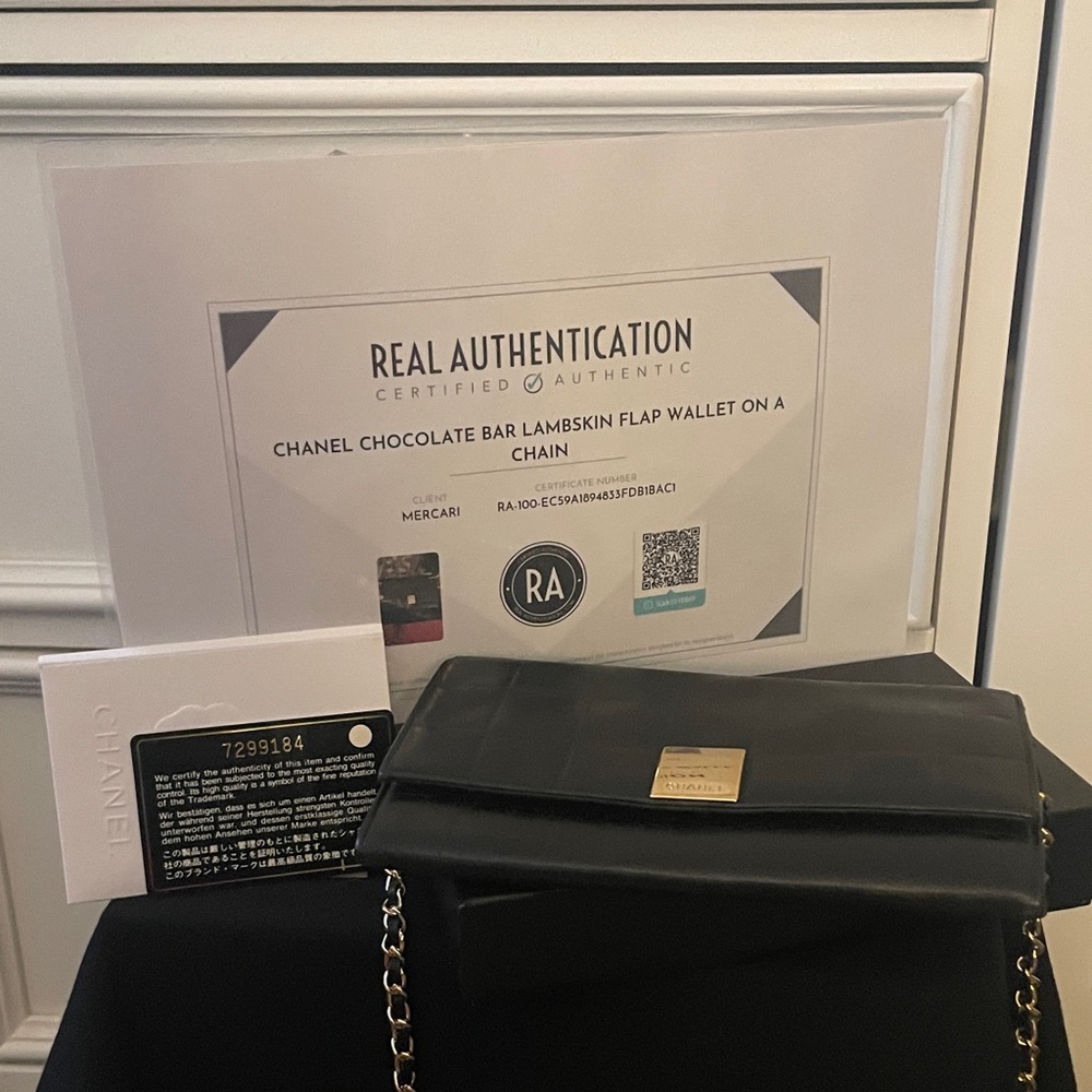 CHANEL Black and Gold Quilted Wallet - Picture 13 of 16
